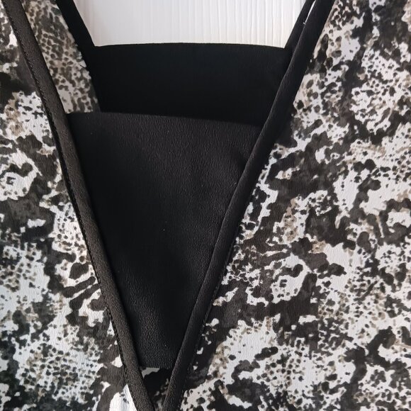 DEX Women's Sleeveless Top Size Medium White Black Animal Print Light Shear - Picture 2 of 8